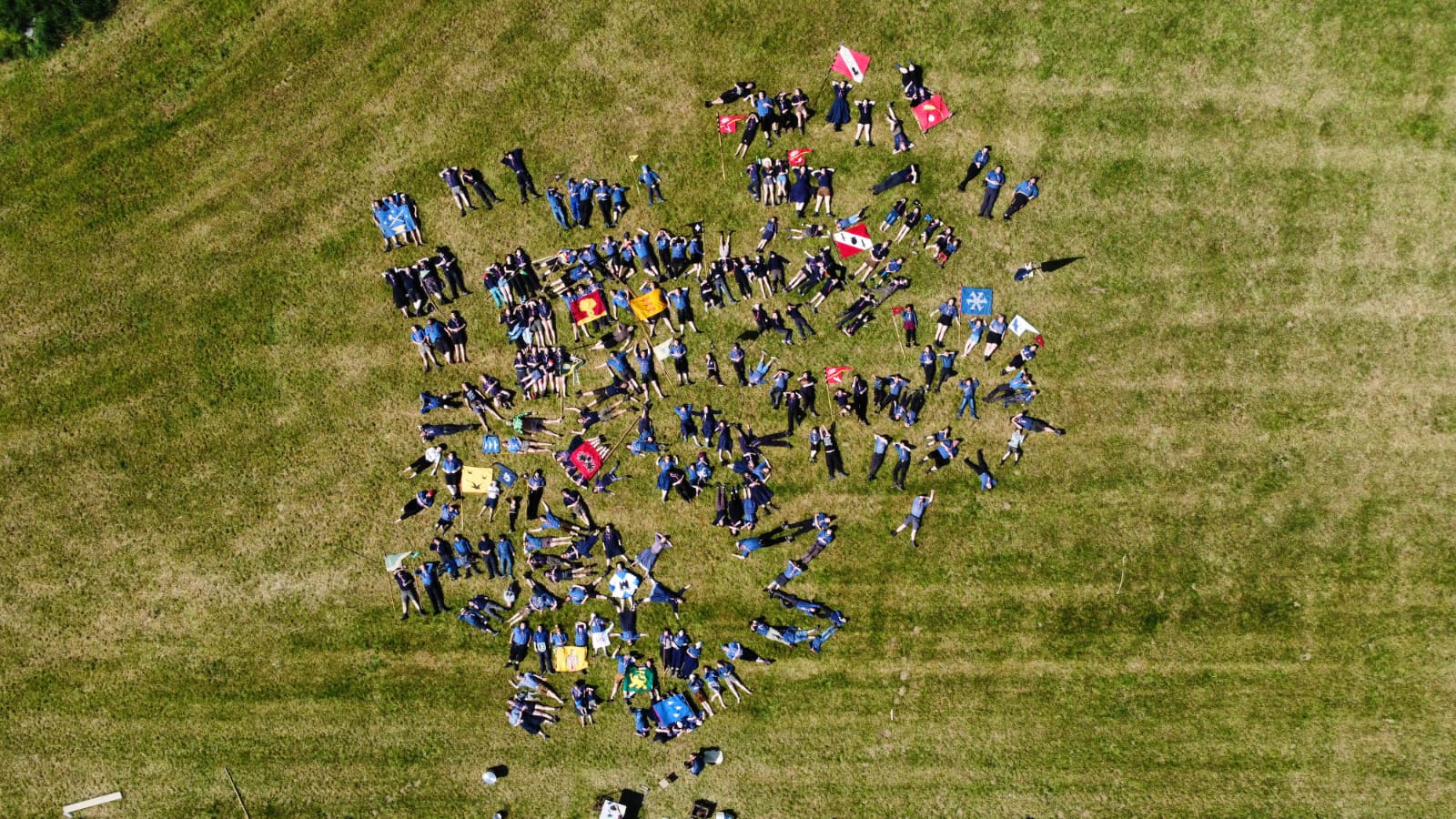 Pfingstlager 2023 Gruppenbild Vogelperspektive.jpeg